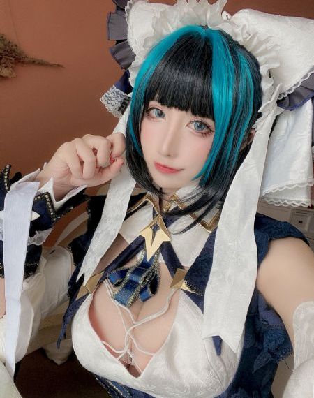 美女把胸全部露出